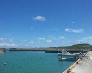 伊野田の港から　今日の石垣島も快晴です。