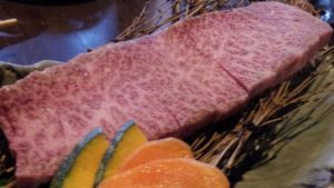 石垣牛のおいしい焼肉や。島内にいっぱい焼き肉屋さんがあります！