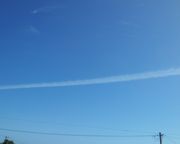 飛行機雲。広がり始めると悪天の前兆だとか
