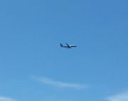 青い空に飛行機がとんでいます