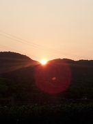 東側にある伊野田集落は、山に沈む夕日となります