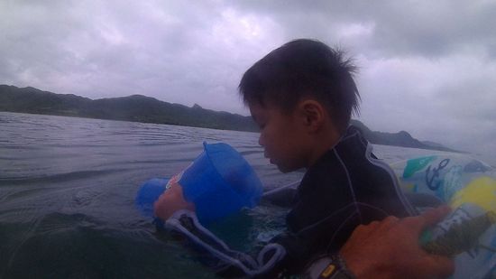 シュンヤ君、箱メガネを覗き始めています。