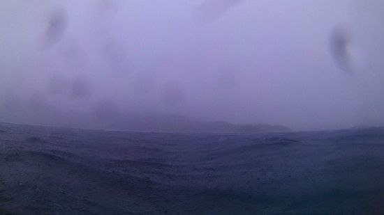 雨の中、シュノーケリングポイントに向けて移動中