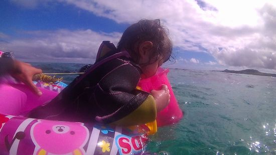 リミちゃんも箱メガネを覗き込んでいます。