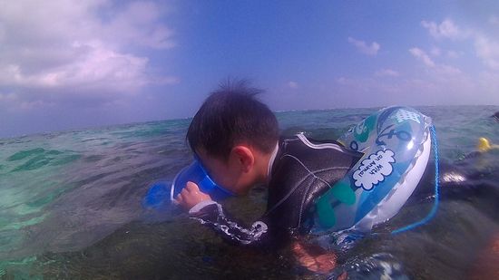 浮輪と箱メガネで楽しみます