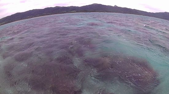 あいにくの曇り。そして波ありです