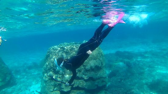 GoPro片手に素潜りのお母さん