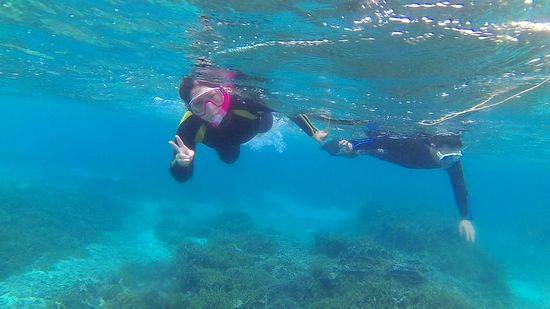 余裕のピースサインの奥さん