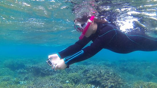 写真撮影を楽しむお姉さん