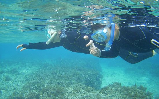 お母さんと一緒にシュノーケル