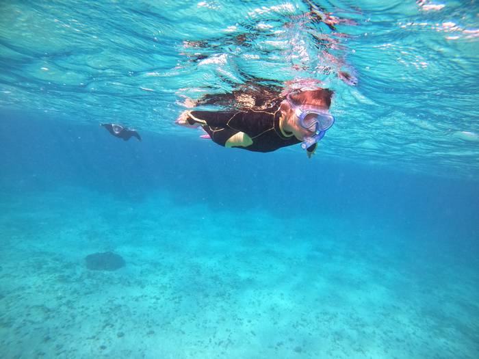 お魚さんを楽しむソウタ君