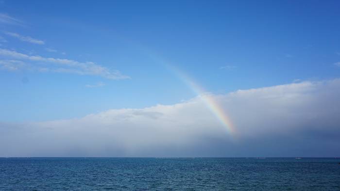 海から延びる虹