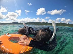 笑顔いっぱいシュノーケリング！年齢は関係ありません！