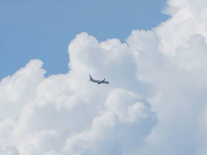 飛行機、夏雲突入ですね