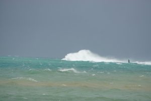 台風11号さん、強風、荒波を運んできました！台風前の石垣島の様子は？