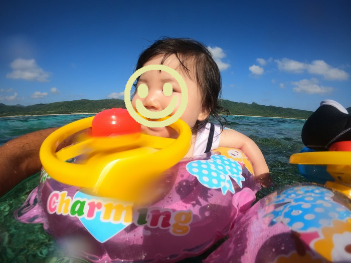 1歳、シオンちゃん、浮き輪でぷーかぷかです