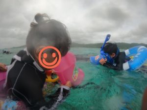 波あれど、家族みんなでクマノミ観察シュノーケリング！