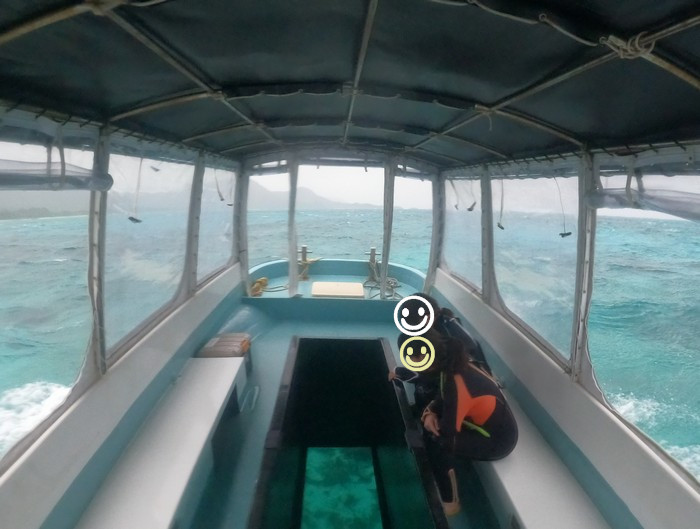グラスボートから覗き込む透明度抜群の海