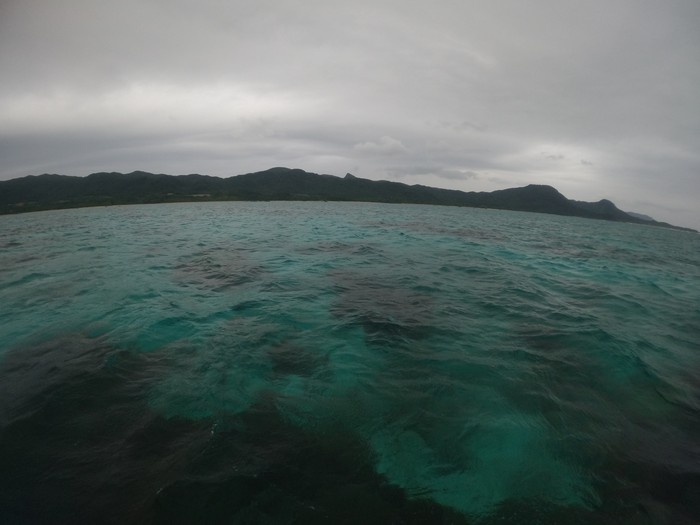 天気は曇り、昨日より海は穏やかです。