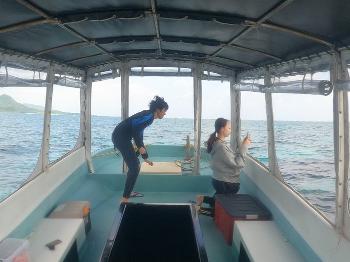 ボート上からで満足の海の色