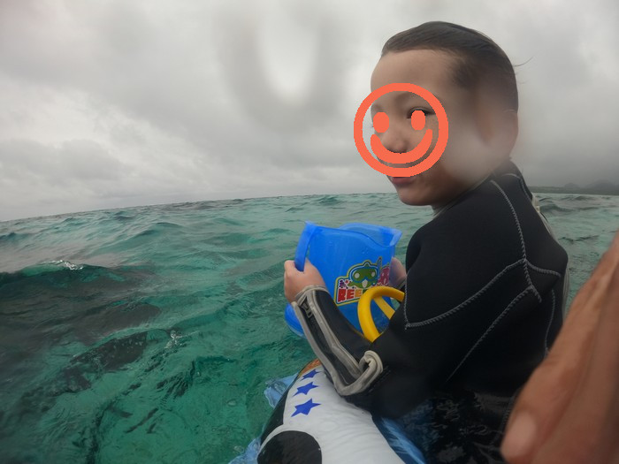 海に入ればニッコリ笑顔のテオ君