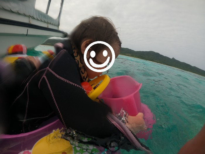 箱メガネを使いこなす1歳のアイルベルちゃん