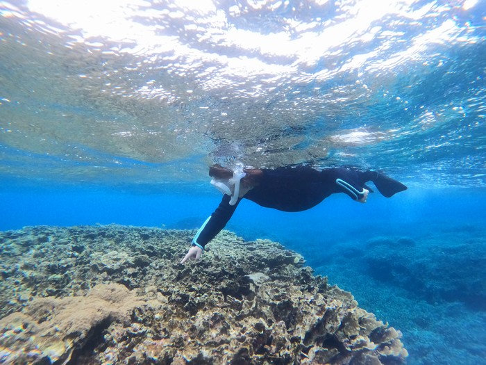 指さすその先には、