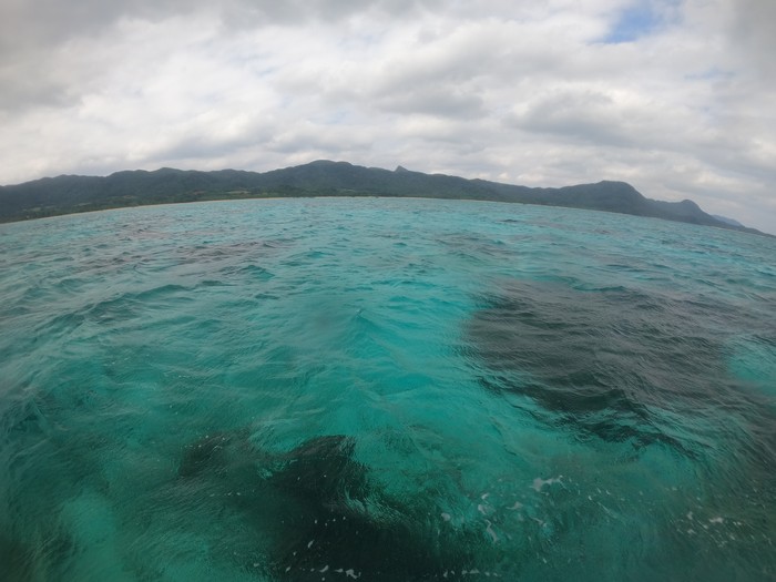 天気は曇り、透明度抜群の海