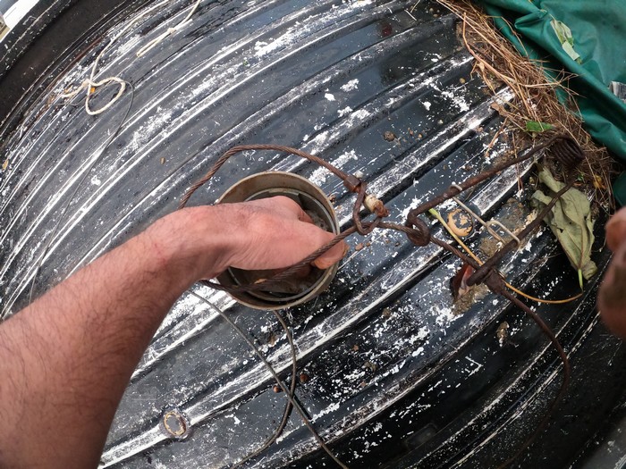 足が入るとワイヤーが縛れる