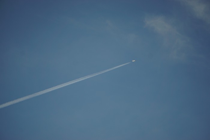 青空に飛行機雲