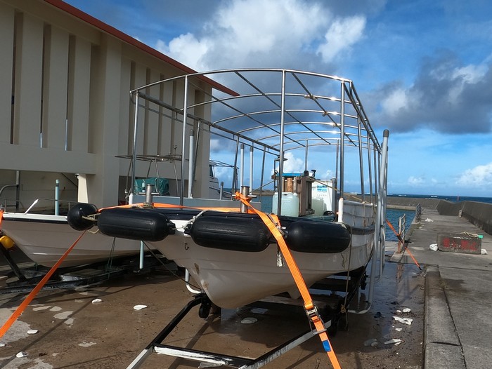 台風前、陸上げ完了のグラスボート