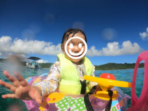 にっこり笑顔が止まらない！2歳♪石垣島で海デビュー♪