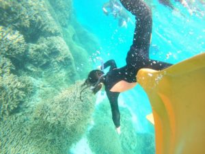 小学生のちびっこも素潜りトライ！遊びそびれた夏を楽しもうチームの皆さんです♪