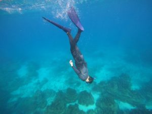 冬シュノーケリングは快適装備(フード付きインナー、ボートコート)で