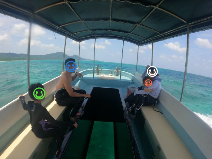 グラスボートでシュノーケリング