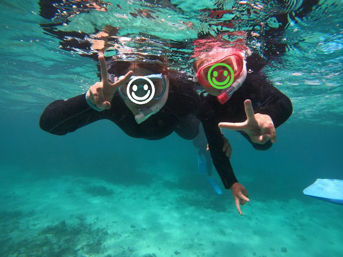 お母さんとピースサイン