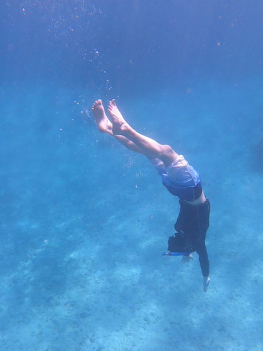 フィンを脱いで潜りたい