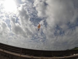 空も飛べる！くらいの強い風？台風前の石垣島、今日は晴れです