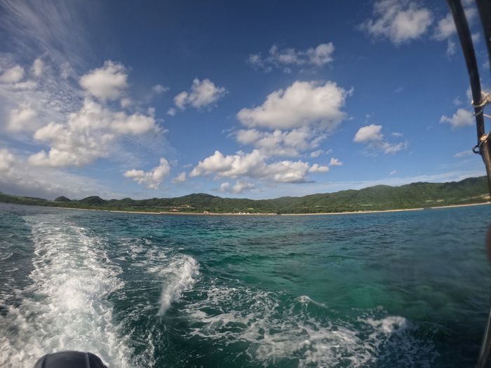 天気は晴れ、穏やかな海