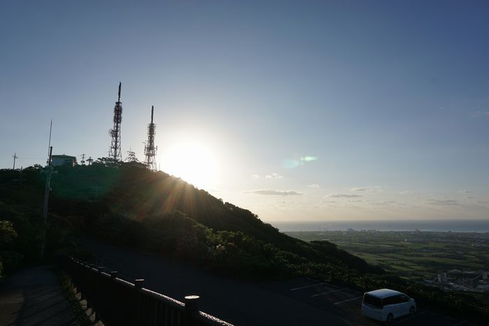 山裾から顔を出す太陽さん