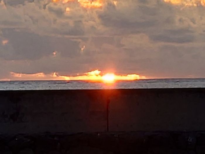 朝日が出てこれない!