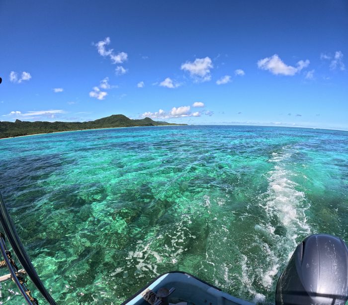 天気は晴れ、穏やかな海