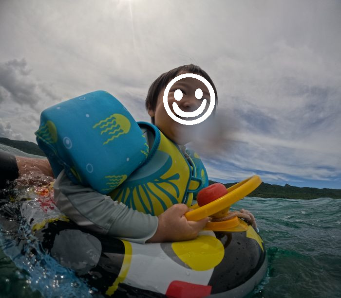 浮き輪に乗り込みにっこり