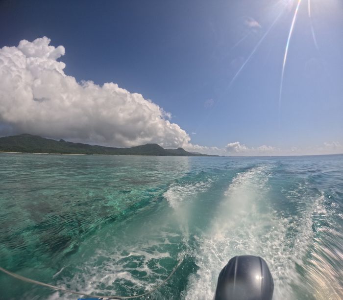 天気は晴れ、穏やかな海