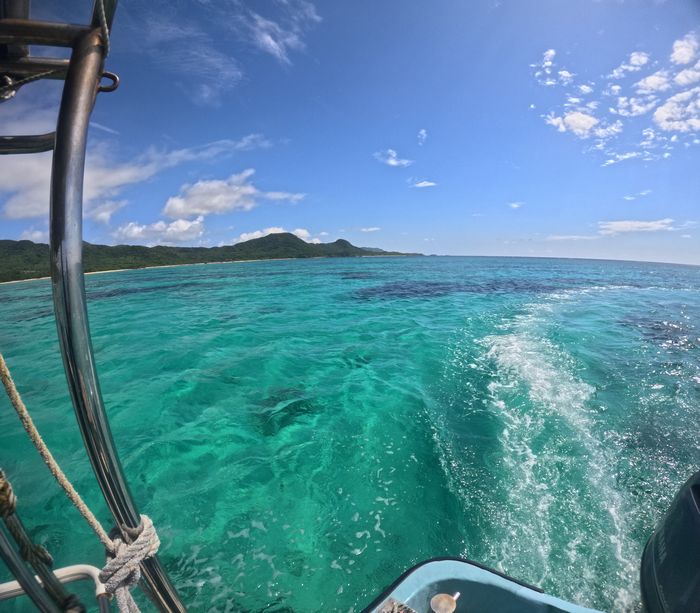 天気は晴れ、海も穏やかです
