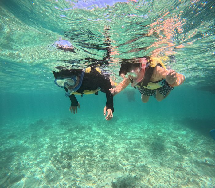 初シュノーケリング、楽しんでいます。