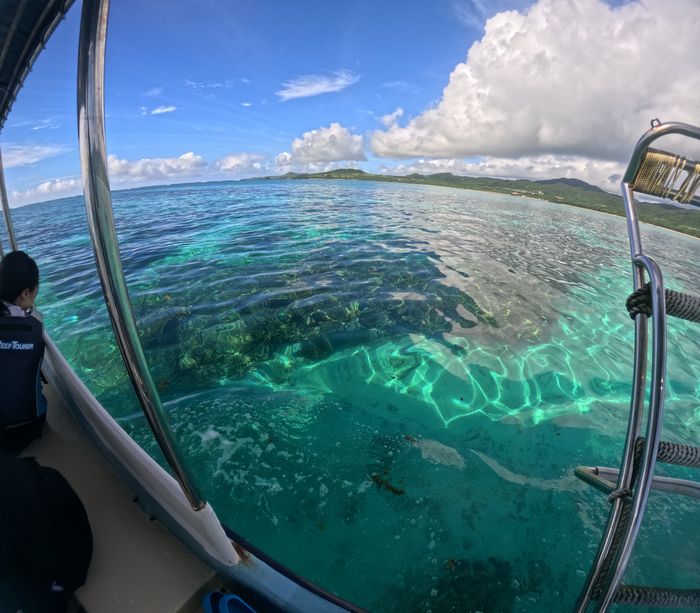 天気は晴れ、穏やかな海