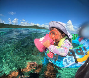 家族で貸切シュノーケリングだから、ニッコリ笑顔止まらない♪