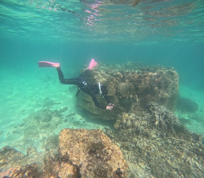 素潜りを楽しむお姉さん