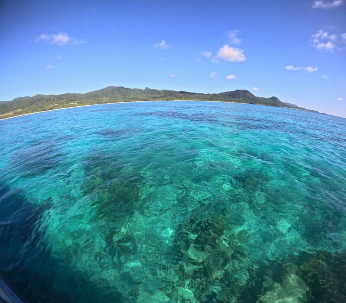 天気は晴れ、穏やかな海